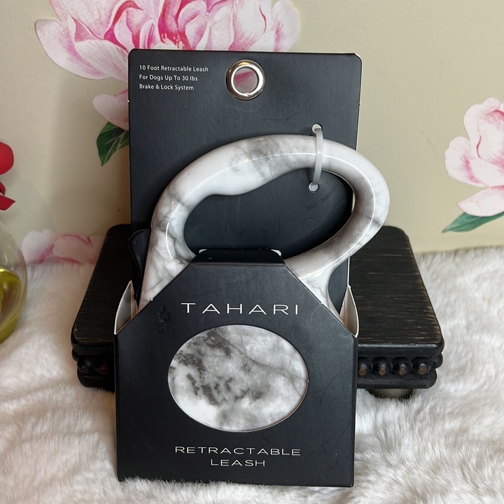 Tahari Retractable Leash NWT
